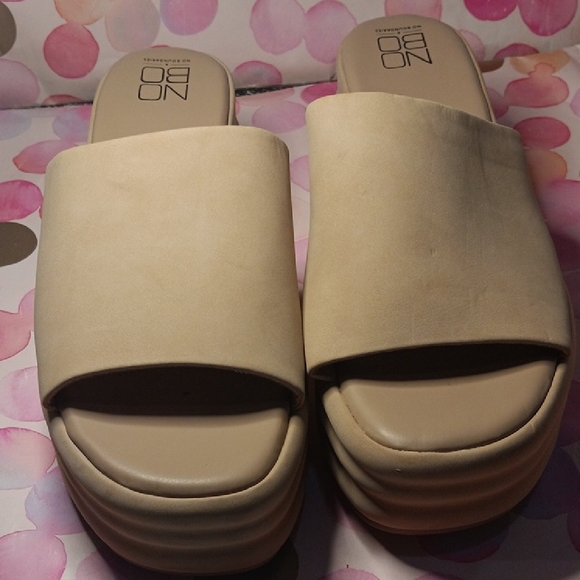 No Boundaries Beige Platform Slides - Picture 9 of 9